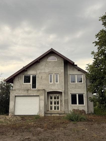 Casă cu 4 camere în Stroiești