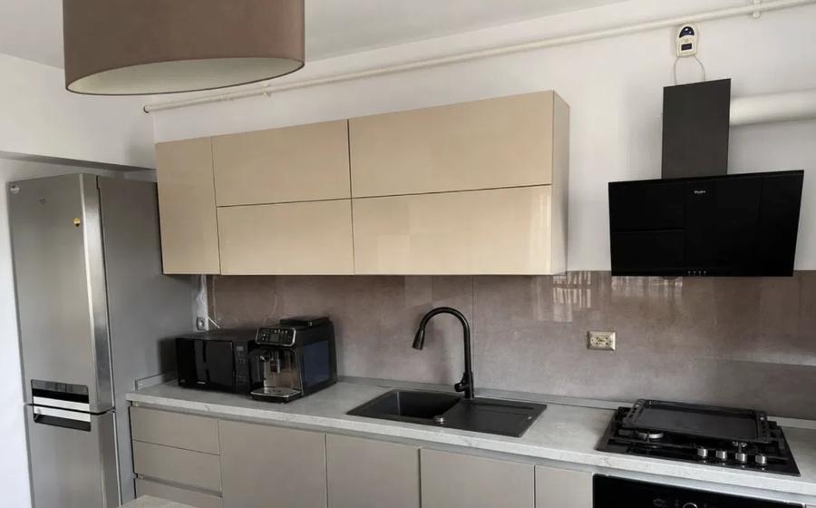 Apartament cu 3 camere decomandat, mobilat în Central