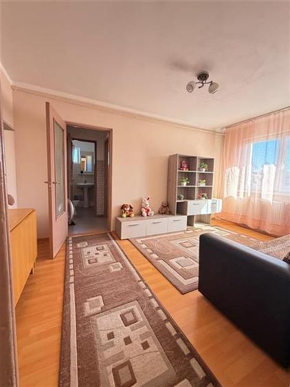 Apartament cu 3 camere semidecomandat, mobilat în Florilor