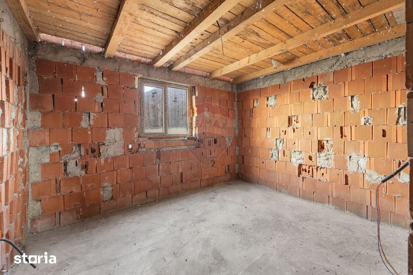 Casă cu 4 camere cu Teren 2056 Mp în Iratoșu
