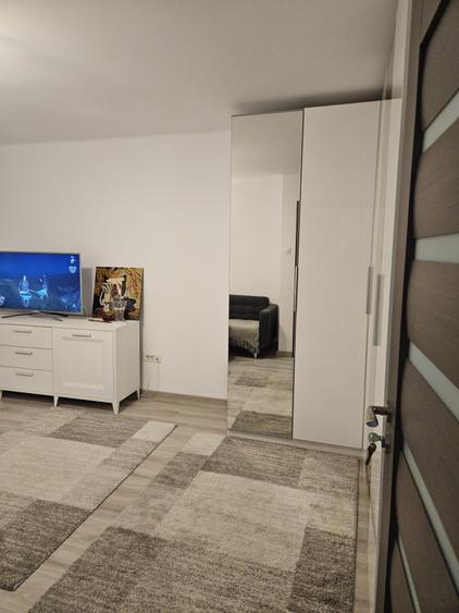 Garsonieră decomandată în Titan
