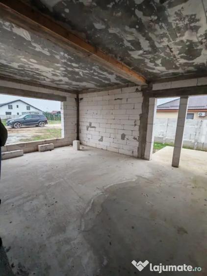 Casă cu 4 camere cu Teren 450 Mp în Malu Mare