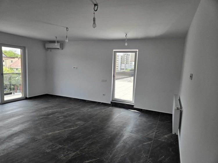 Apartament cu 4 camere decomandat în Exterior Vest