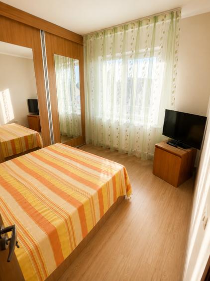 Apartament cu 3 camere semidecomandat, mobilat în Central