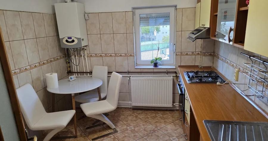 Apartament cu 4 camere decomandat, mobilat în Casa de Cultură