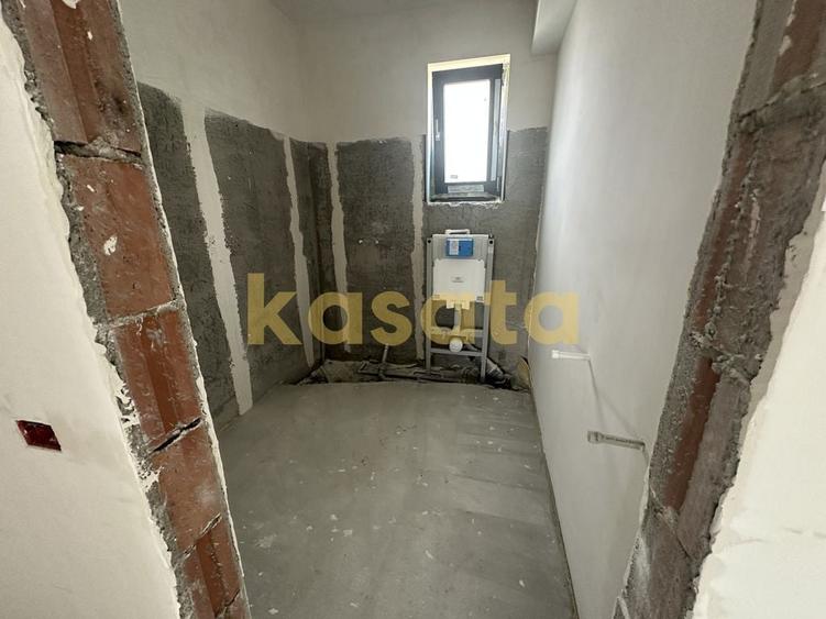 Casă cu 4 camere cu Teren 400 Mp în Domnești