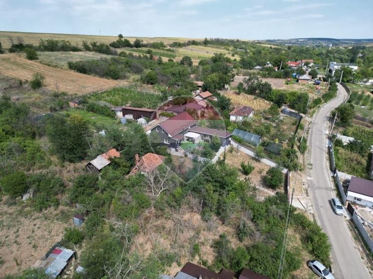 Casă individuală cu 5 camere cu Teren 5300 Mp în Găvănești