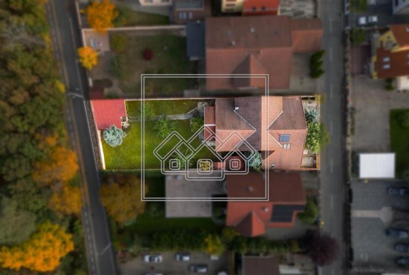 Casă individuală cu 8 camere cu Teren 962 Mp în Sub Arini