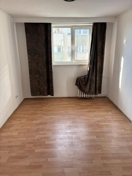 Apartament cu 3 camere semidecomandat în Colentina