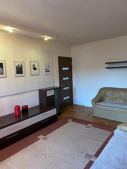 Apartament cu 3 camere decomandat, mobilat în Lenin