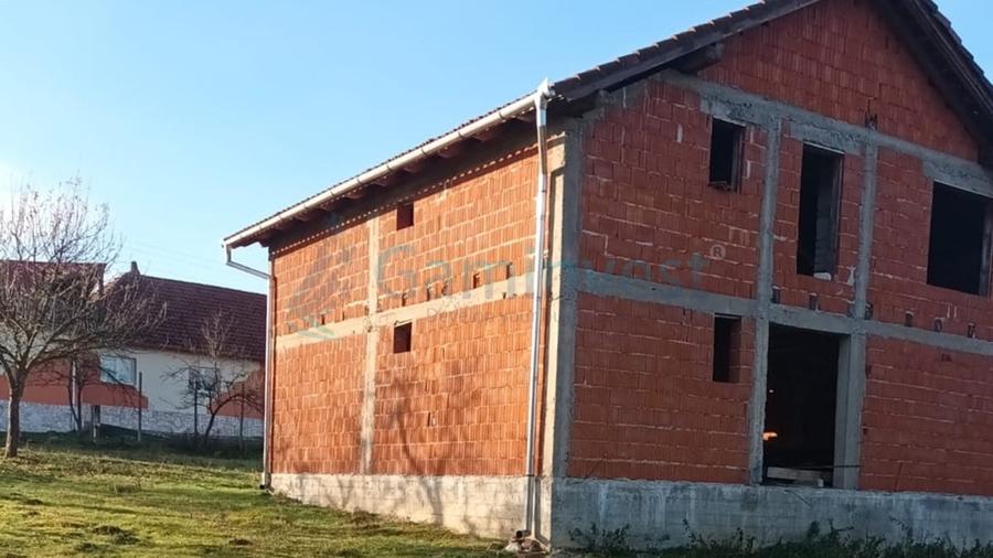 Casă individuală cu 5 camere cu Canalizare în Cresuia