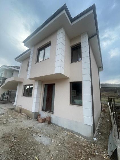 Casă individuală cu 4 camere cu Garaj în Luna de Sus