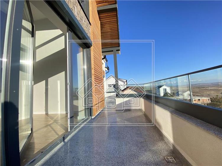 Penthouse cu 2 camere decomandat în Exterior Vest