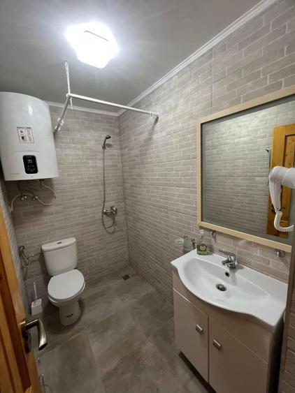 Casă individuală cu 8 camere cu Canalizare în Colibița
