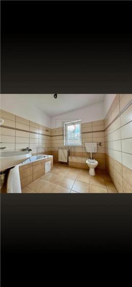 Casă cu 7 camere cu Teren 470 Mp în Central