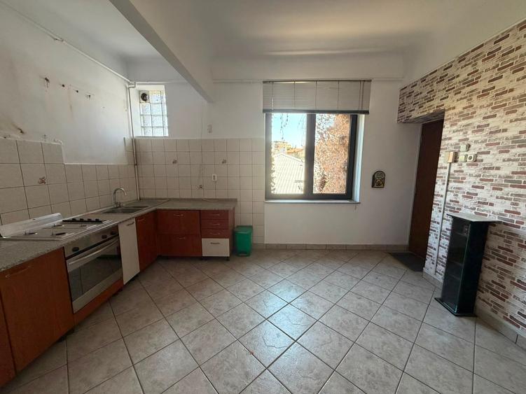 Apartament cu 4 camere semidecomandat în Universitate
