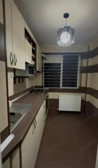 Apartament cu 3 camere semidecomandat, mobilat în Micro 17