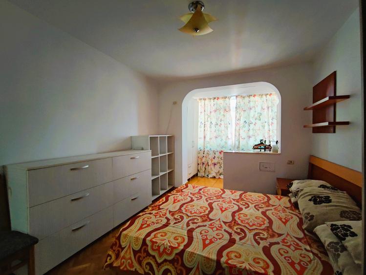 Apartament cu 3 camere semidecomandat, mobilat în Central