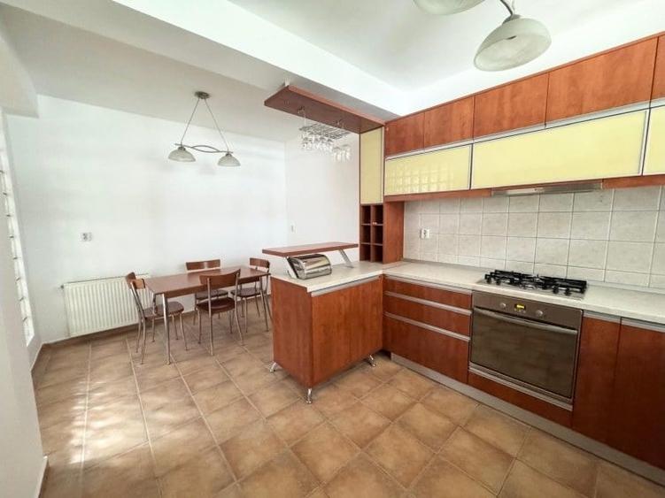 Casă cu 8 camere cu Teren 250 Mp în Tei