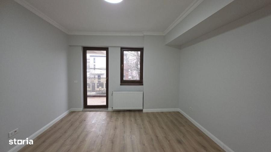 Apartament cu 3 camere semidecomandat în Dămăroaia