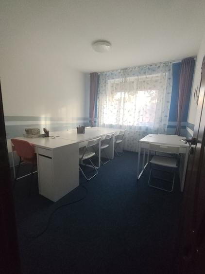 Apartament cu 4 camere semidecomandat în Tei