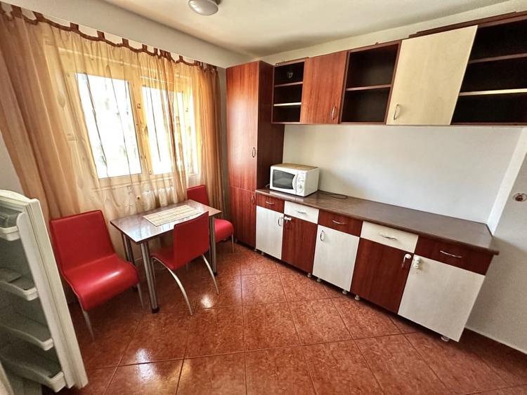 Apartament cu 3 camere semidecomandat, mobilat în Cetate