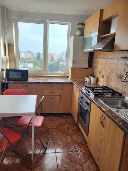 Apartament cu 3 camere semidecomandat, mobilat în Titan