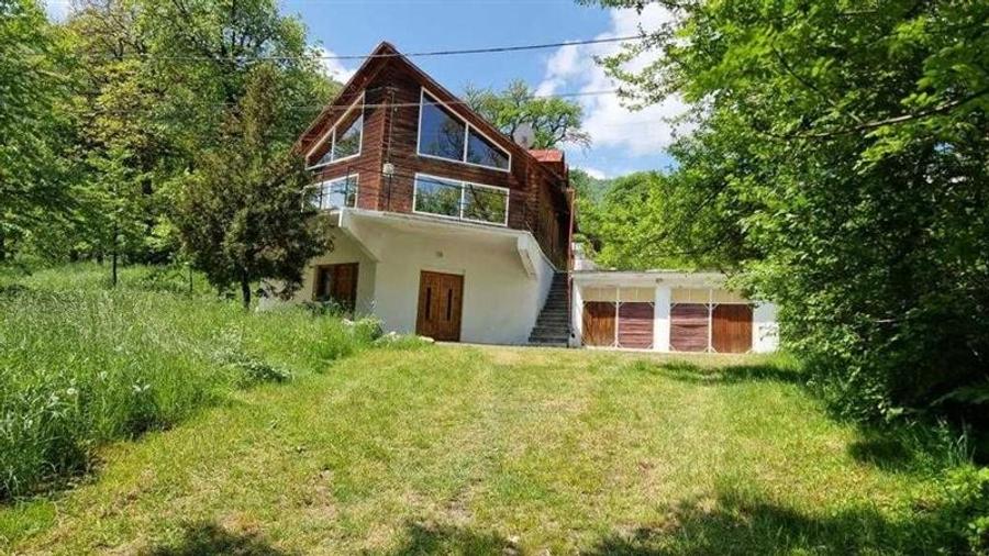 Casă individuală cu 6 camere cu Teren 1618 Mp în Bran