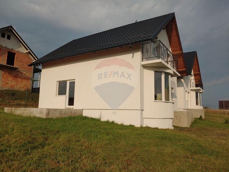 Casă individuală cu 5 camere cu Teren 560 Mp în Șcheia
