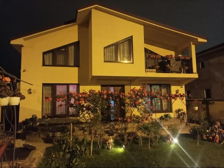 Casă individuală cu 5 camere cu Canalizare în Central