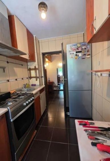 Apartament cu 3 camere semidecomandat în Berceni