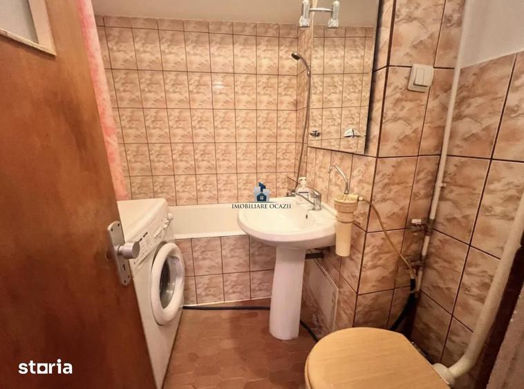 Apartament cu 4 camere semidecomandat în Berceni