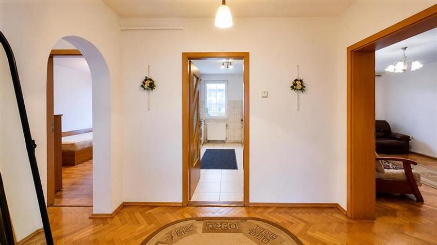 Apartament cu 4 camere decomandat, mobilat în Tractorul