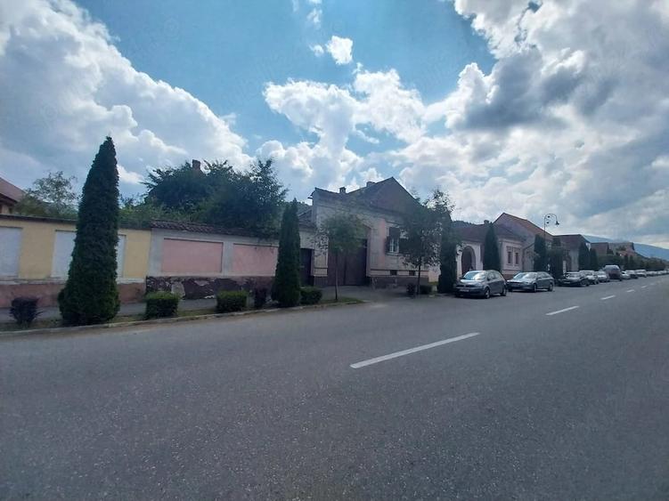Casă cu Teren 1280 Mp în Central