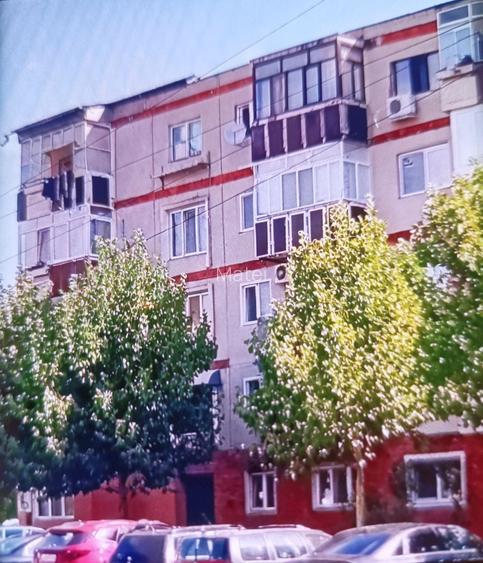 Vand / Schimb apartament cu 3 camere decomandat etaj 3
