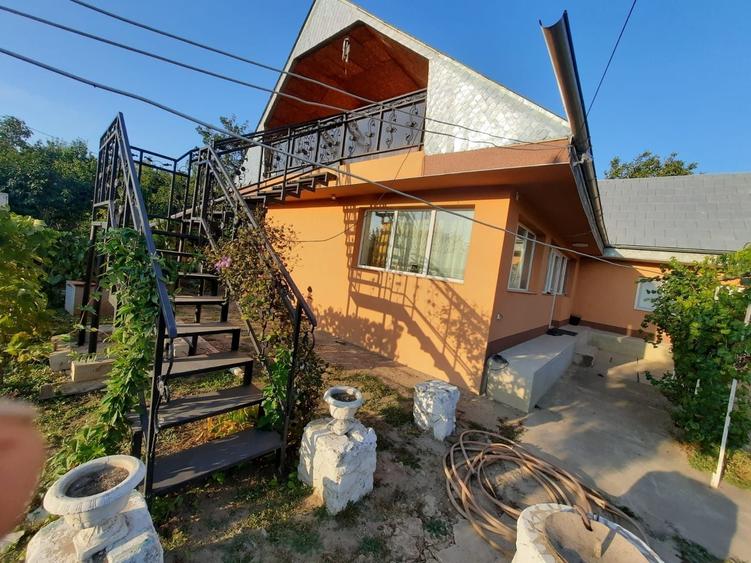 Casă cu 4 camere cu Teren 1800 Mp în Zorleni