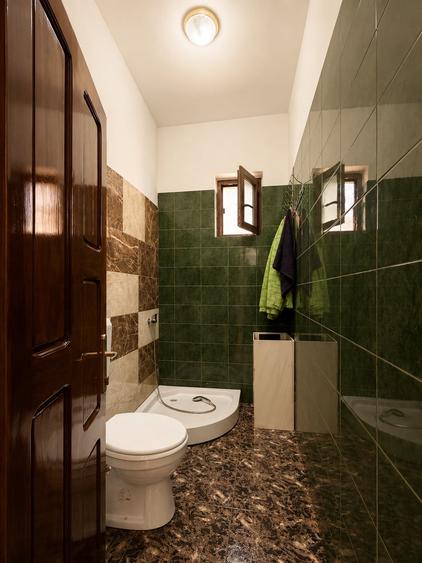 Casă individuală cu 6 camere cu Canalizare în Central
