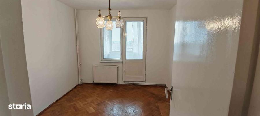 Apartament cu 3 camere decomandat în Calea București
