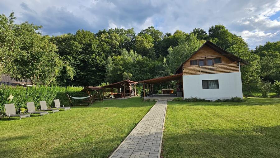 Casă cu 2 camere cu Teren 10000 Mp în Livezile