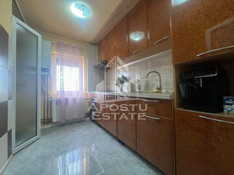 Apartament cu 3 camere decomandat în Boul Roșu