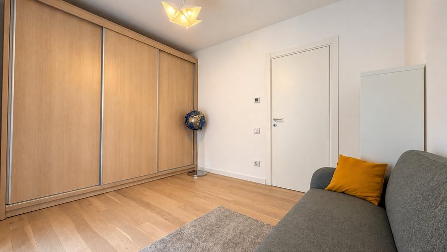 Apartament cu 3 camere decomandat, mobilat în Băneasa