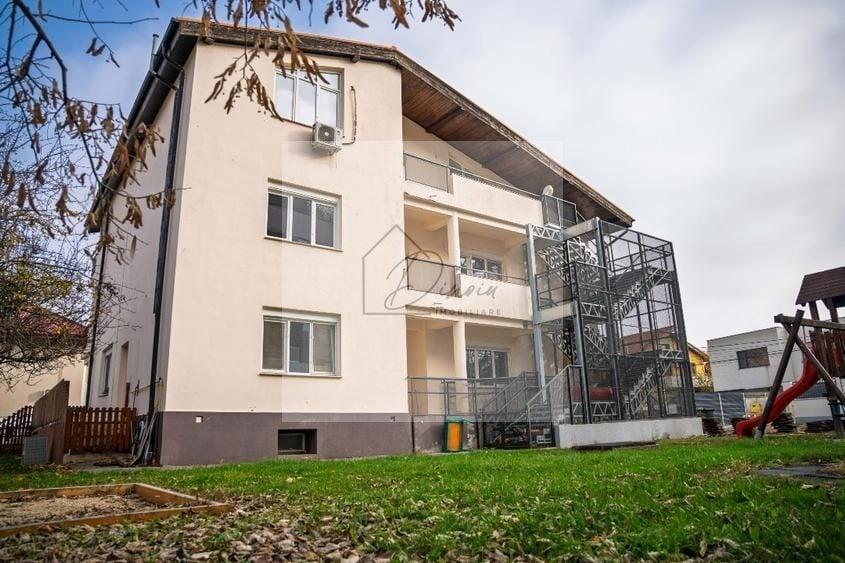 Casă individuală cu 10 camere cu Canalizare în Central