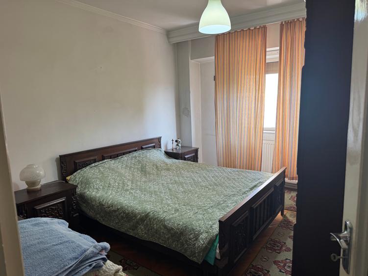 Apartament cu 4 camere decomandat în Dacia