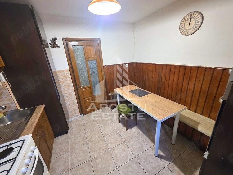 Apartament cu 4 camere decomandat, mobilat în Dâmbovița