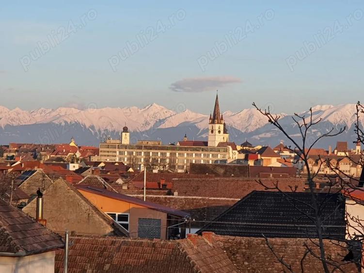 Apartament cu 4 camere semidecomandat în Sud