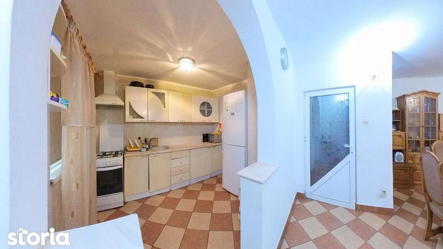 Casă cu 6 camere cu Garaj în Tractorul