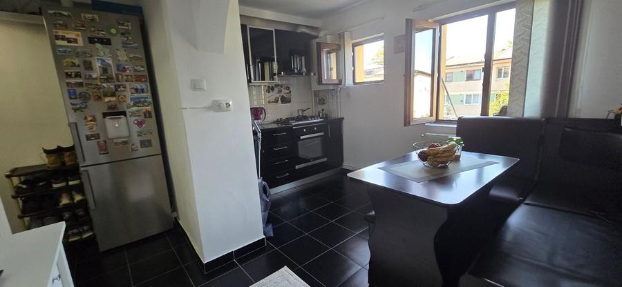 Apartament cu 3 camere nedecomandat, mobilat în Micro 9