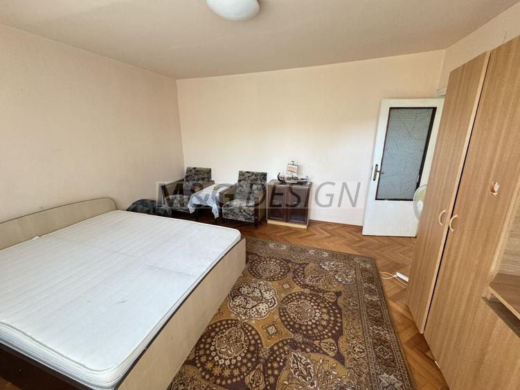 Apartament cu 3 camere decomandat în Girocului