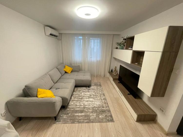Apartament cu 3 camere semidecomandat în Giurgiului