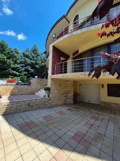 Casă individuală cu 7 camere cu Canalizare în Bucium